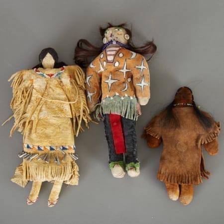 Lot 255: Group of 3 Native American Dolls Cheyenne Sioux Ghost Dance Fine and Decorative Arts of the Globe - Jan 19 2019 Art of World