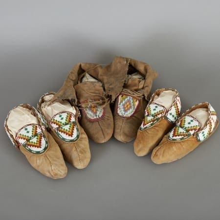 Lot 249: 3 Pairs 20th c. Beaded Moccasins Ojibwe Sioux Fine and Decorative Arts of the Globe - Jan 19 2019 Decorative Arts