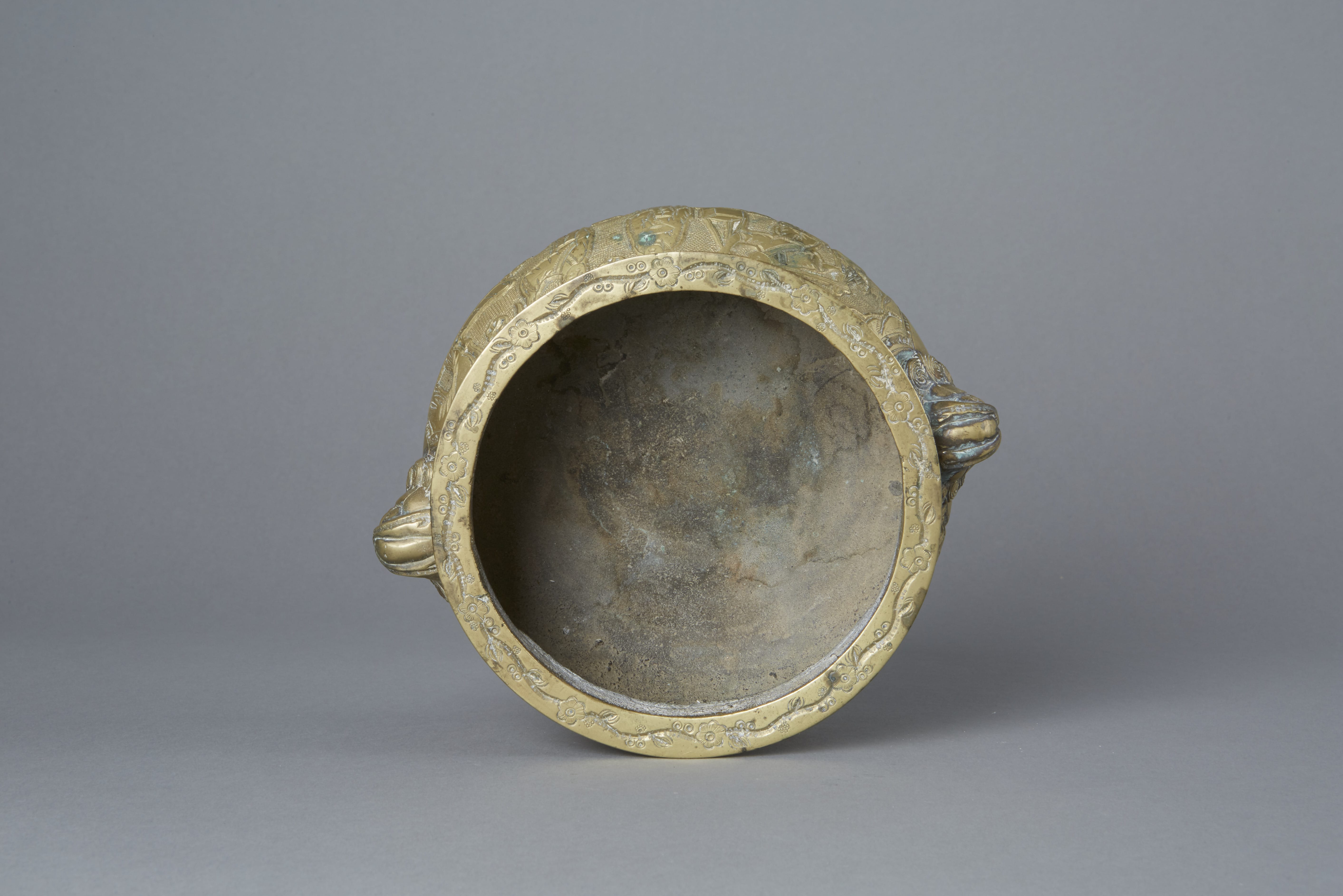 Lot 001: Chinese Bronze Censer with incised decoration - Xuande Mark