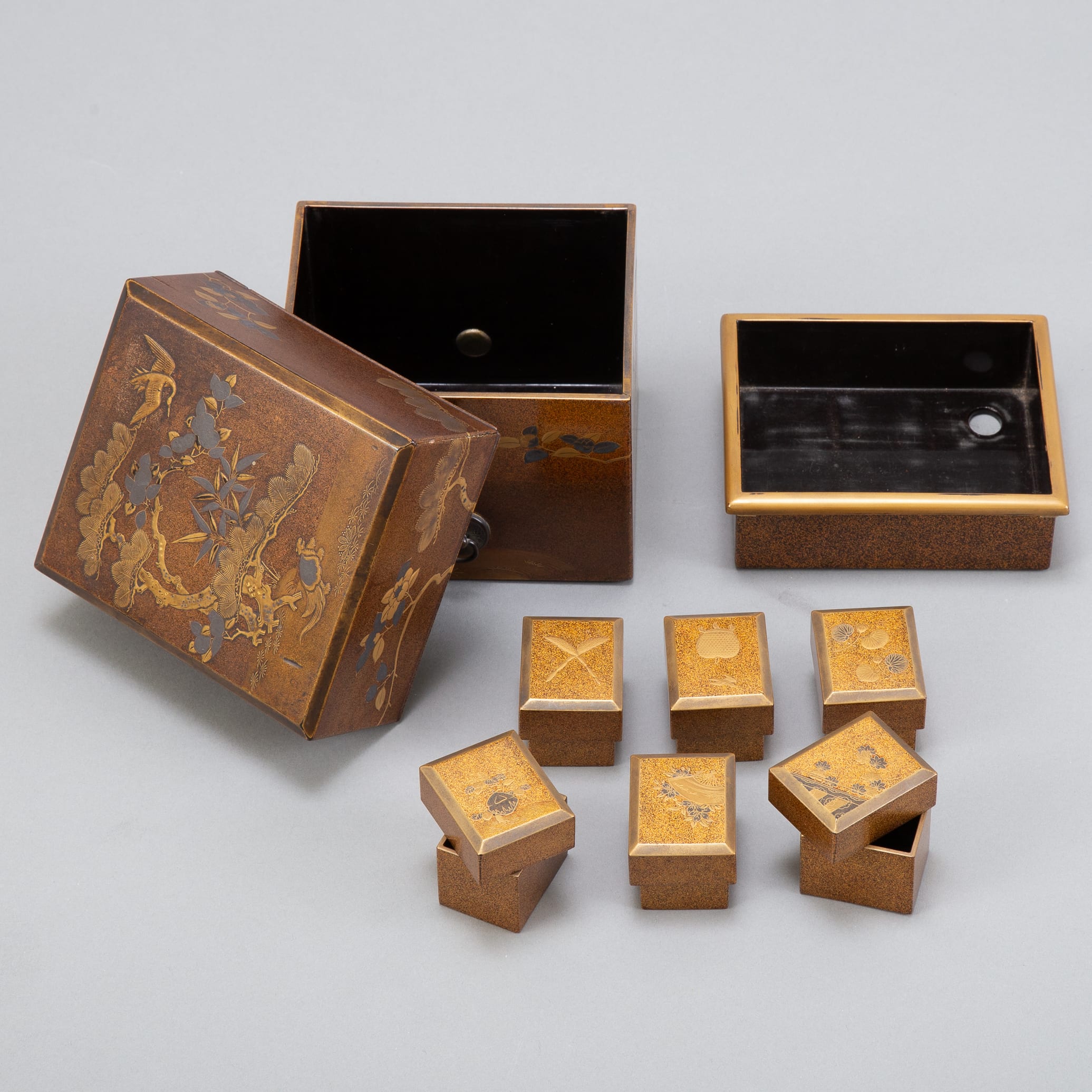Lot 052: Stunning Meiji or Edo Lacquer Box - Sent Game