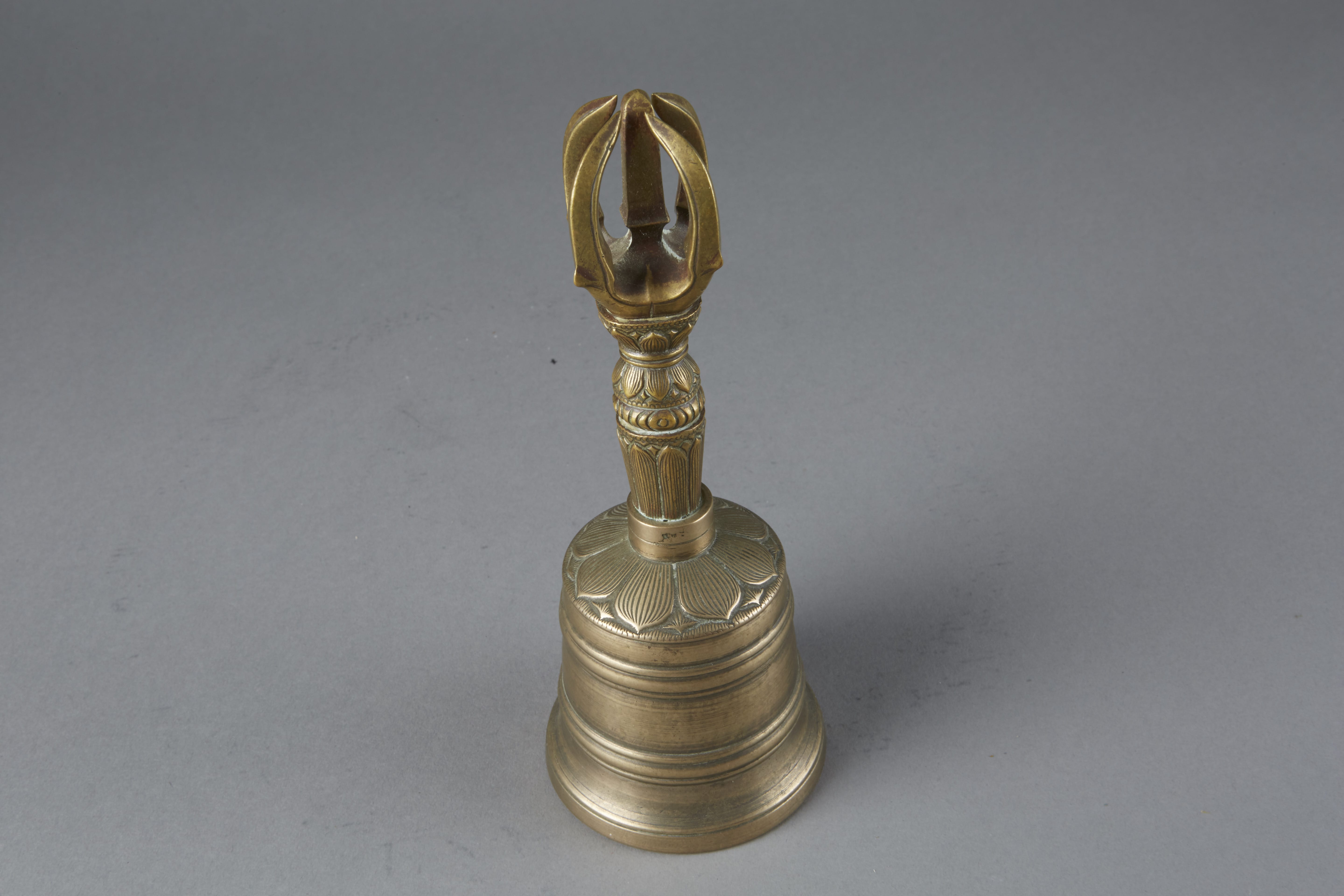 Lot 010: 20th century bronze Tibetan Ghanta Bell