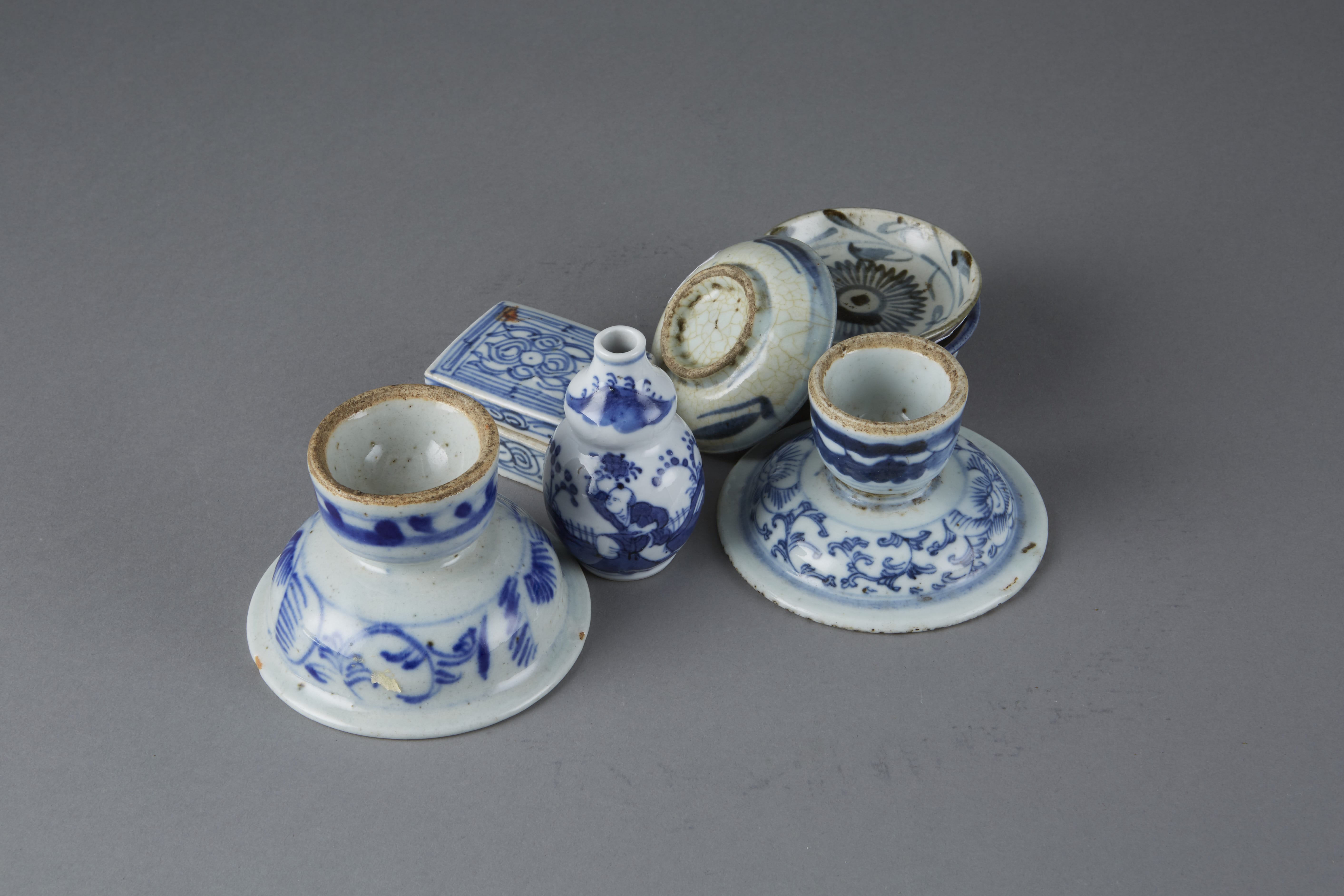 Lot 060: Group of 8: Chinese Blue and White Porcelain Objects from the 19th/20th Century.
