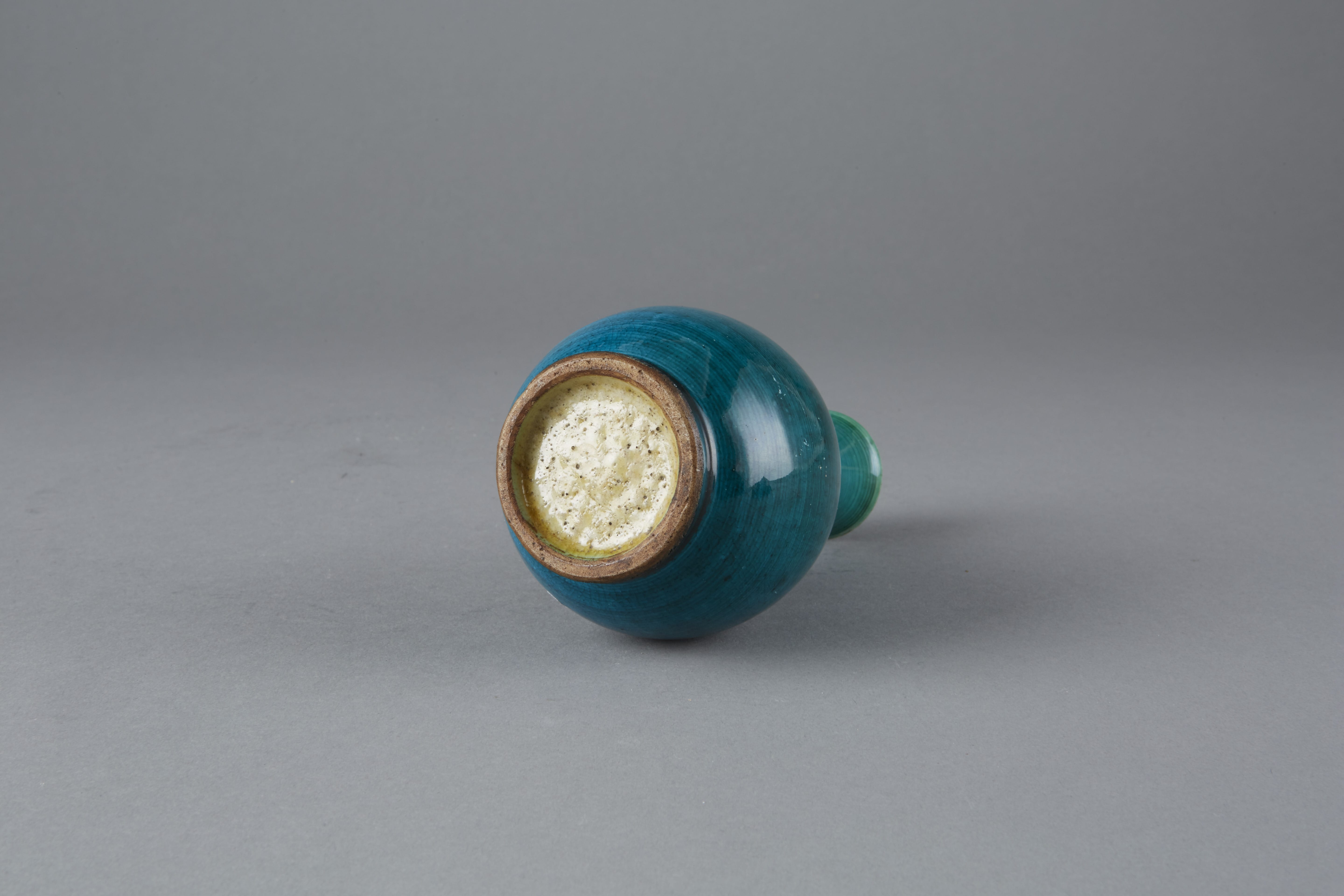 Lot 063: Chinese 18th century turquoise Porcelain Vase with wooden stand