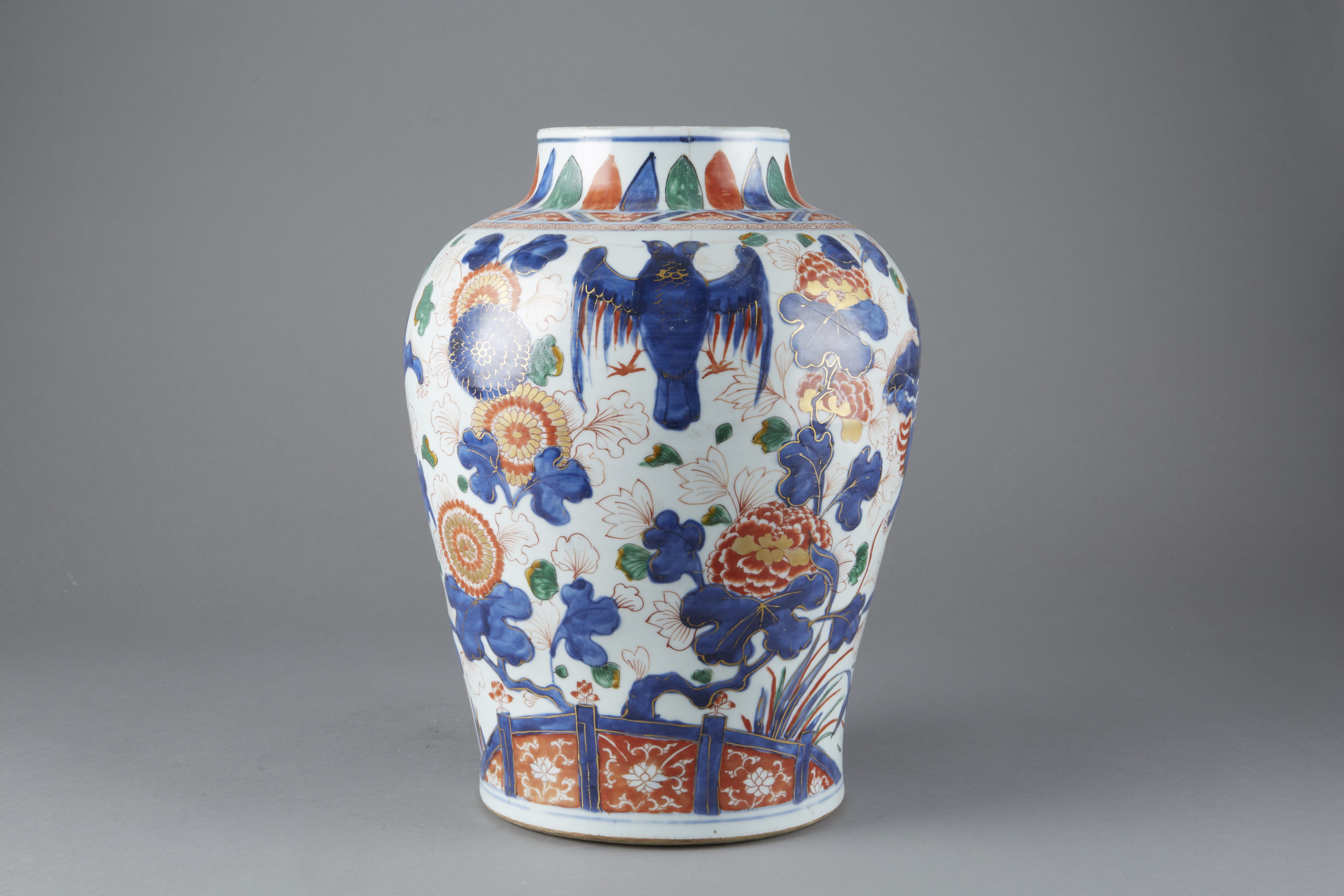 Lot 065: MUSEUM QUALITY CHINESE EXPORT PORCELAIN BALUSTER JAR FOR MEXICAN MARKET - Ming Period
