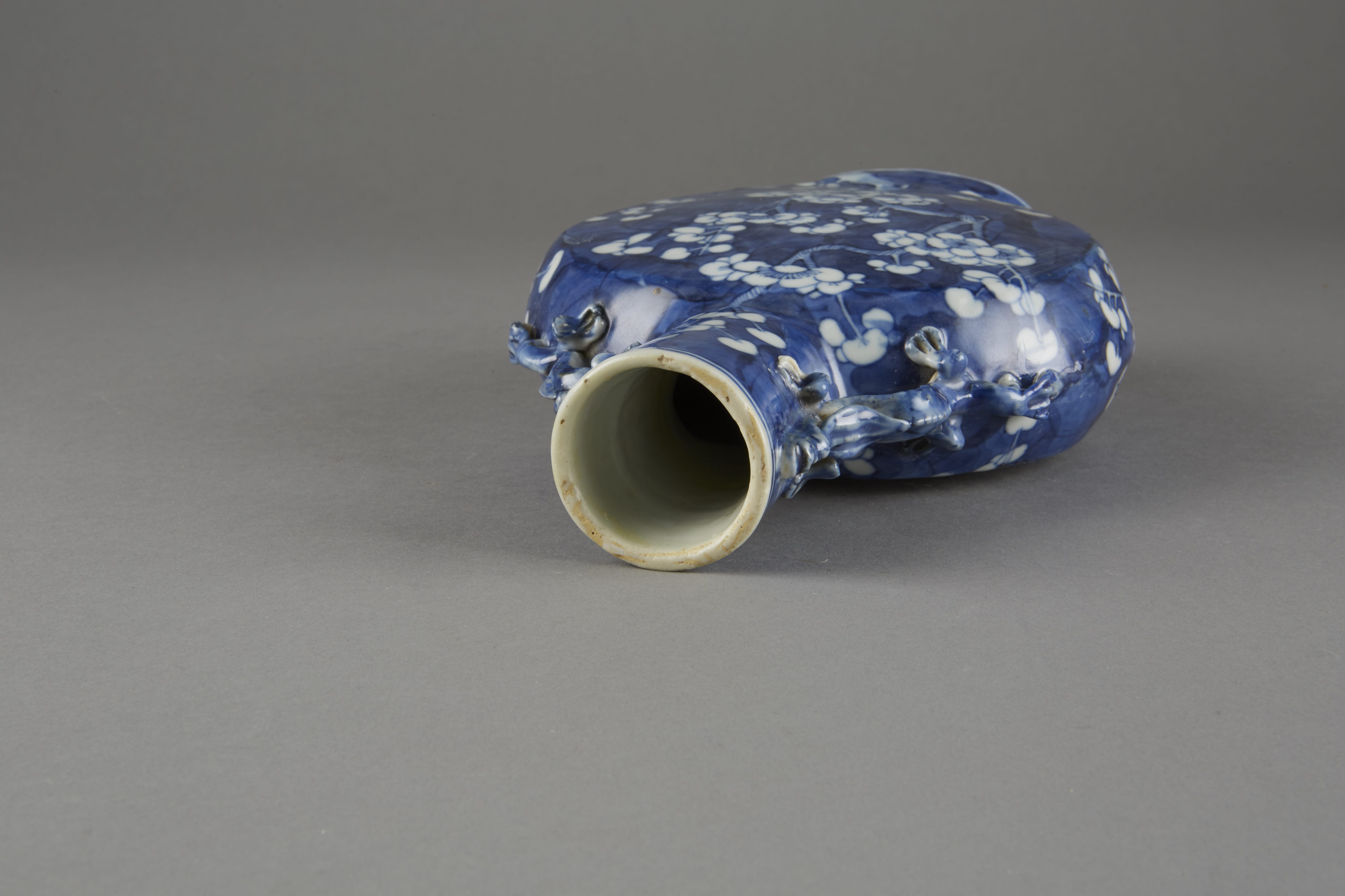 Lot 095: Chinese Blue and White Porcelain Moon or Pilgrim Flask Kangxi mark - Guangxu period