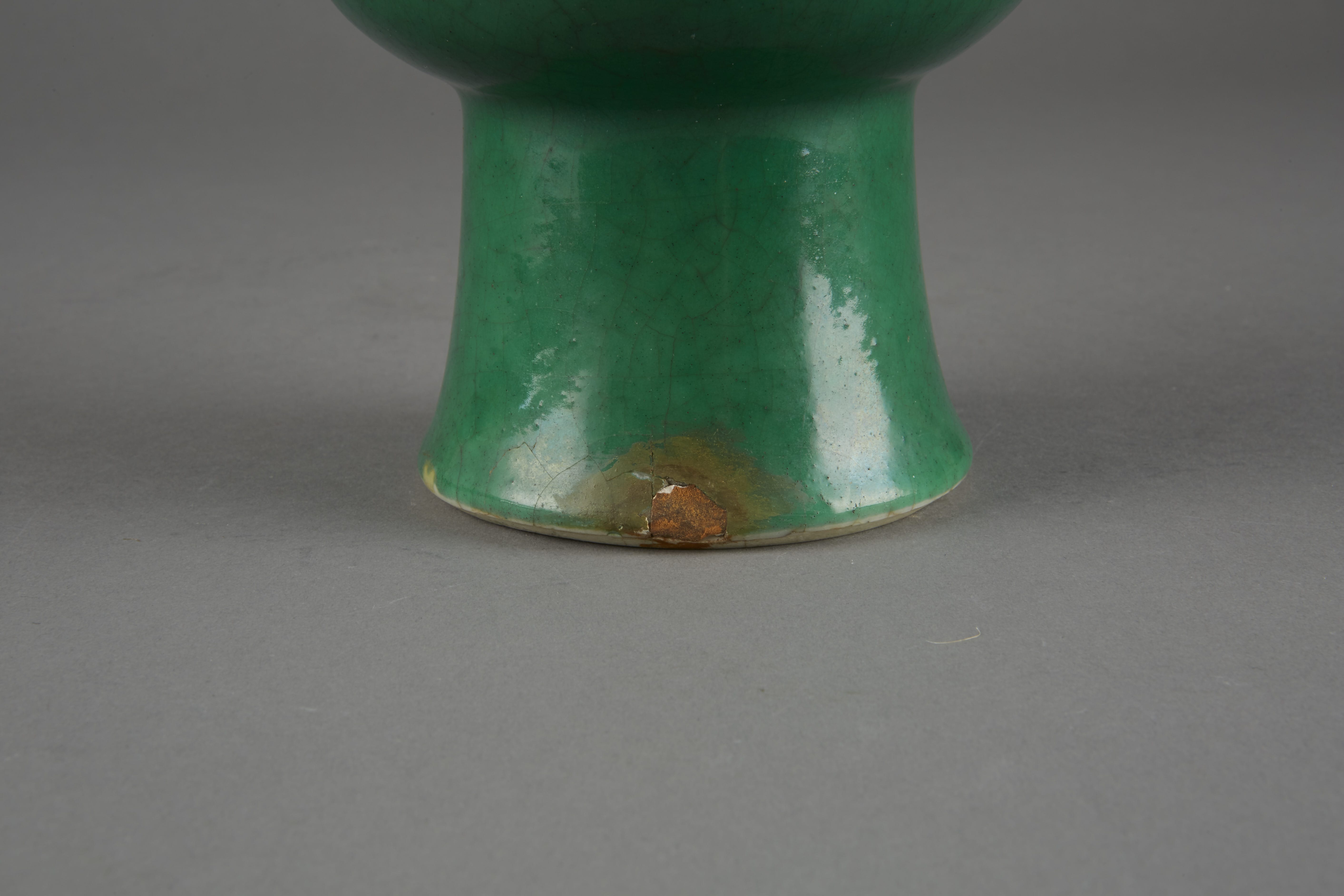 Lot 099: Chinese 19th century bright green Crackle Porcelain Vase With Lion Handles