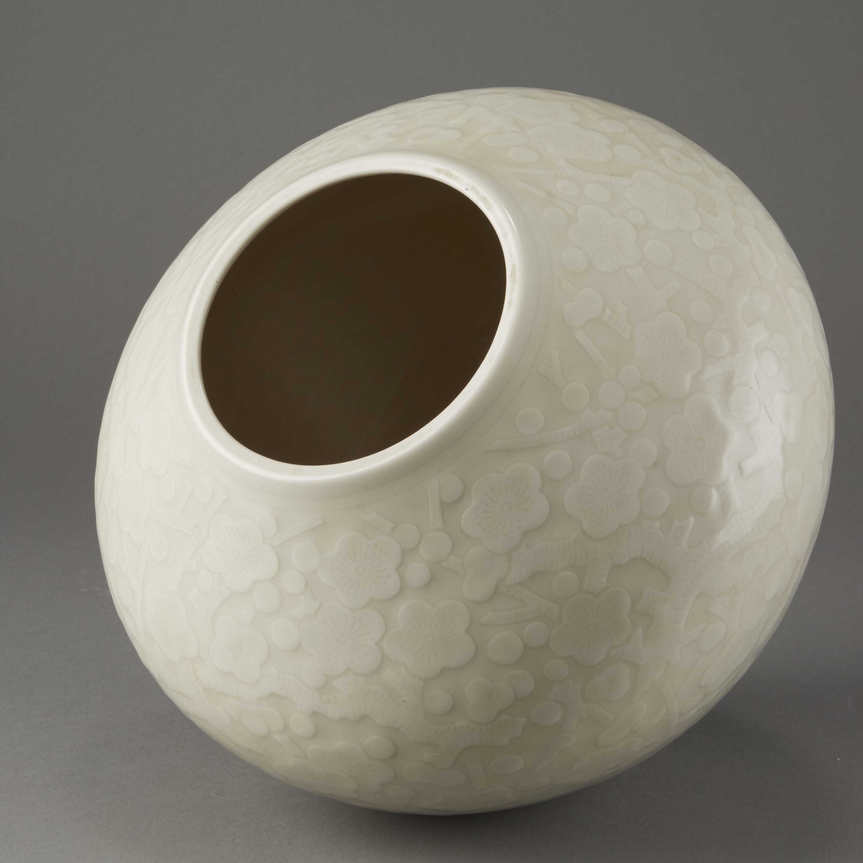 Lot 197: 20th Century Mizusashi Japanese Studio Porcelain By