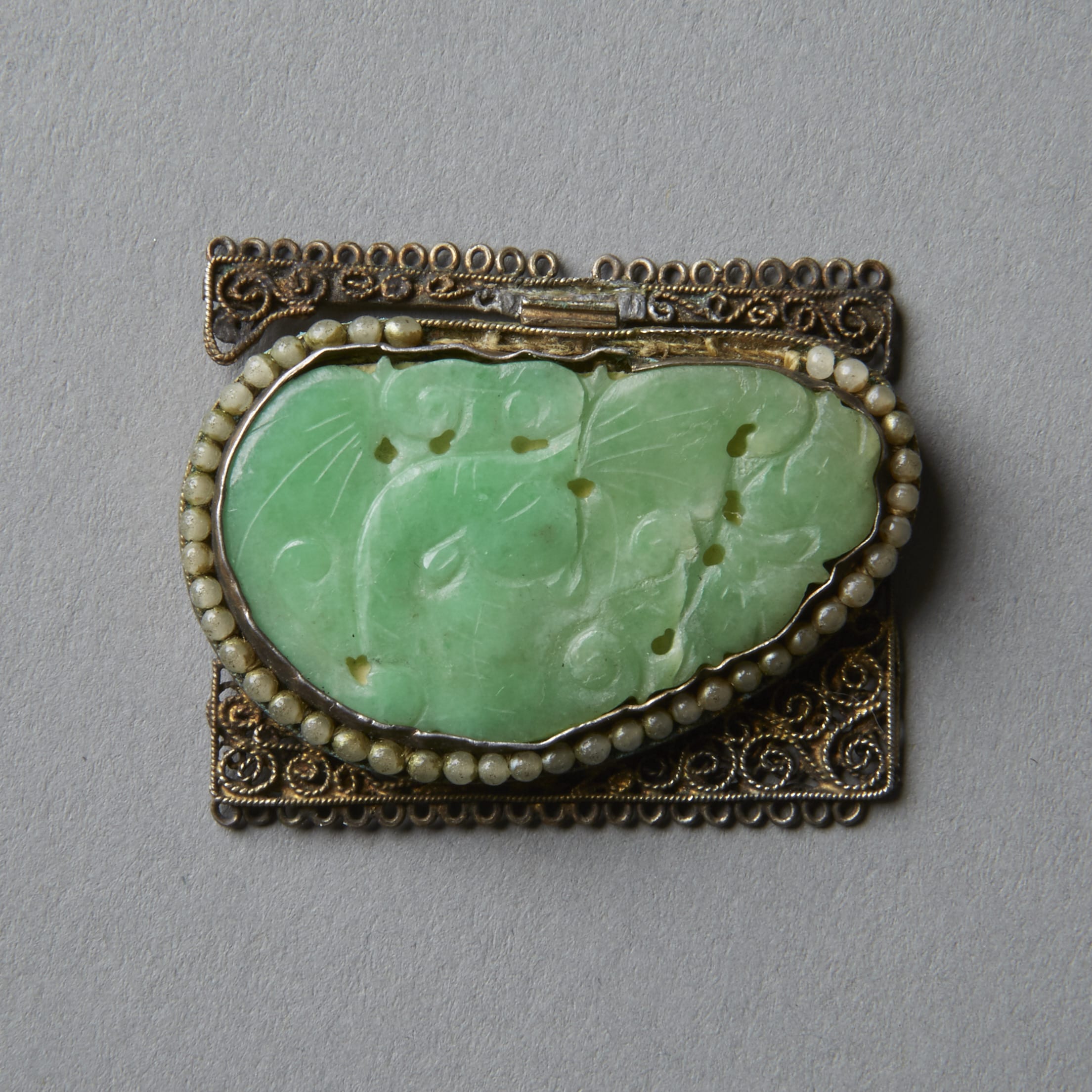 Lot 034: Very Fine Chinese bright green Jade Plaque Mounted in an export Silver Buckle