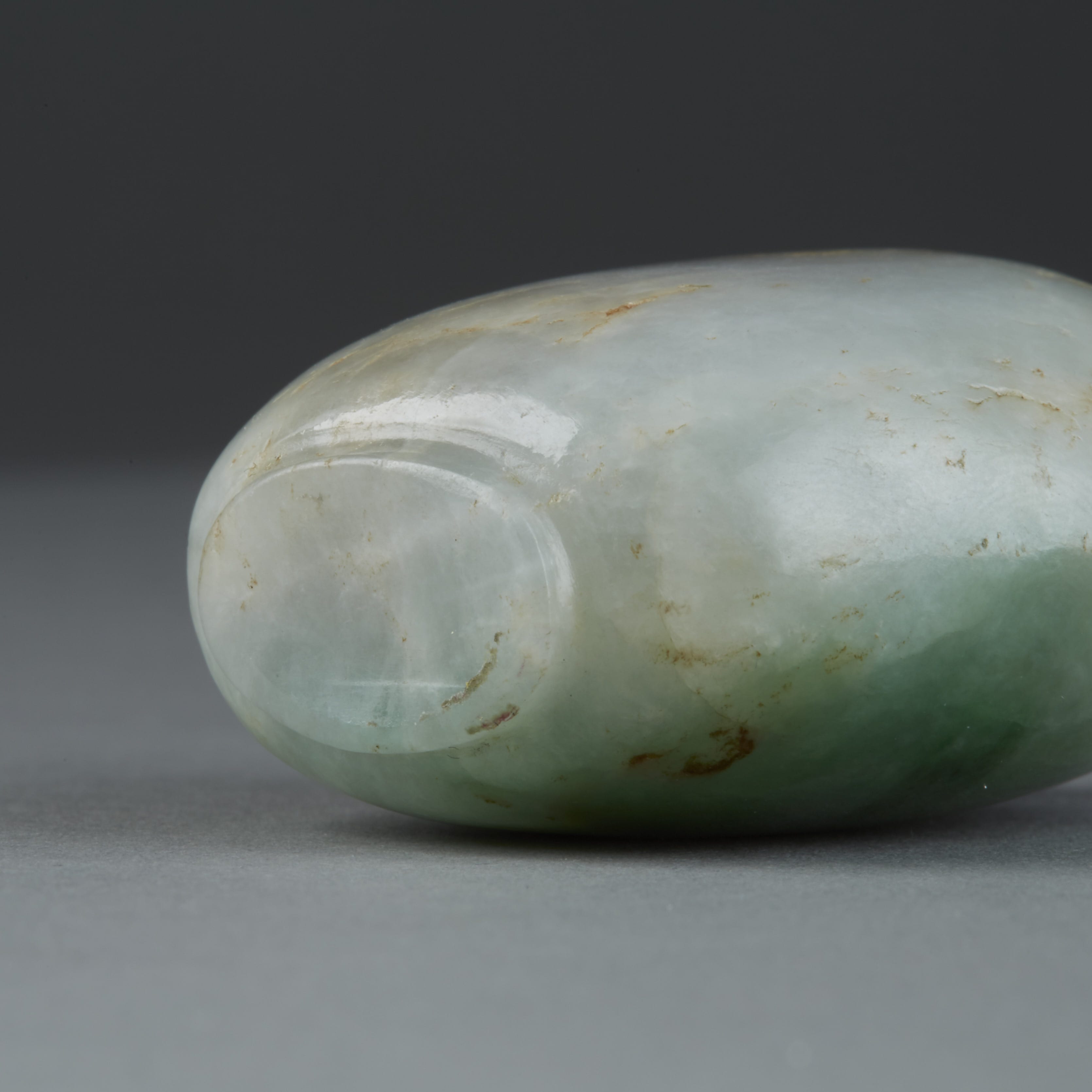 Lot 037: Chinese mottled light and dark green Jade Snuff Bottle with Stopper Early 19th-late 18th Century