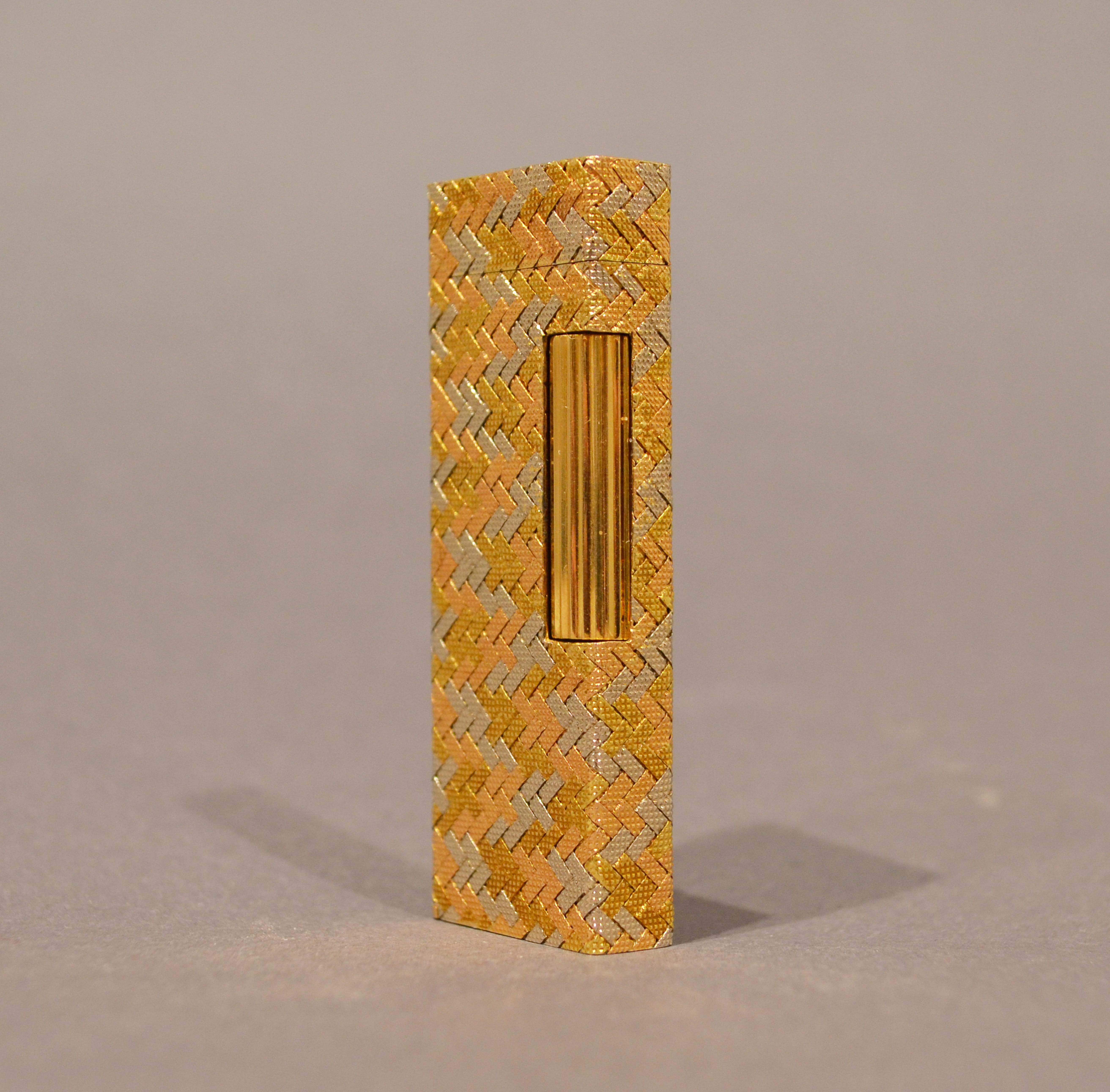 Lot 059: Alfred Dunhill 18K Gold Rollagas Lighter