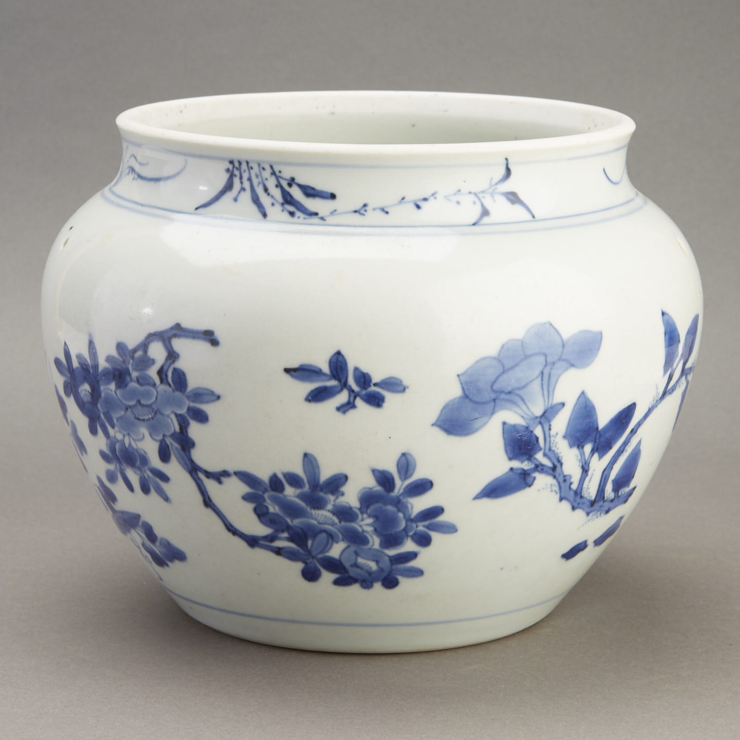 Lot 266: 17/18th c. Chinese Porcelain Jardiniere