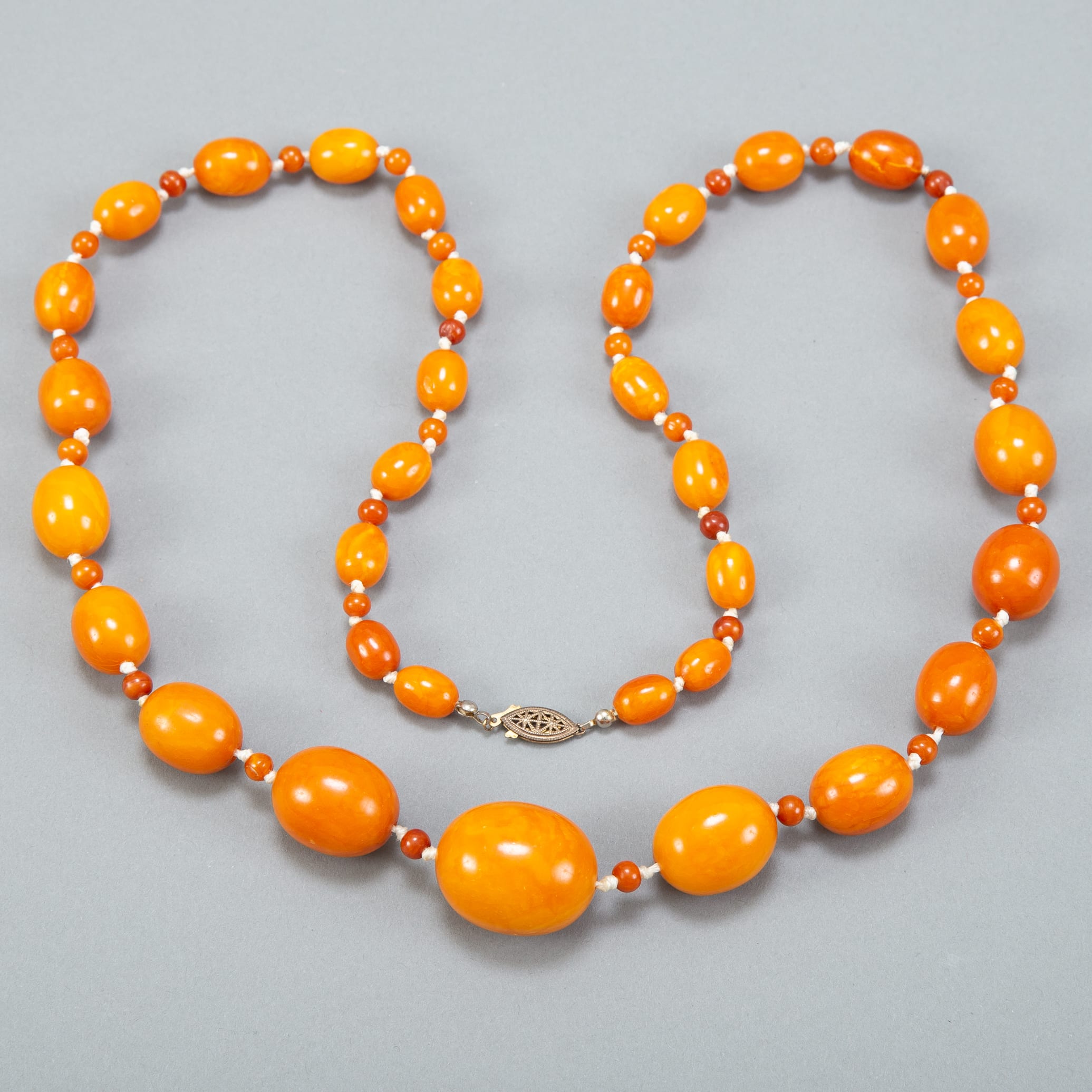 Lot 150: Early 20th c. Chinese Egg Yolk Amber Beads Necklace