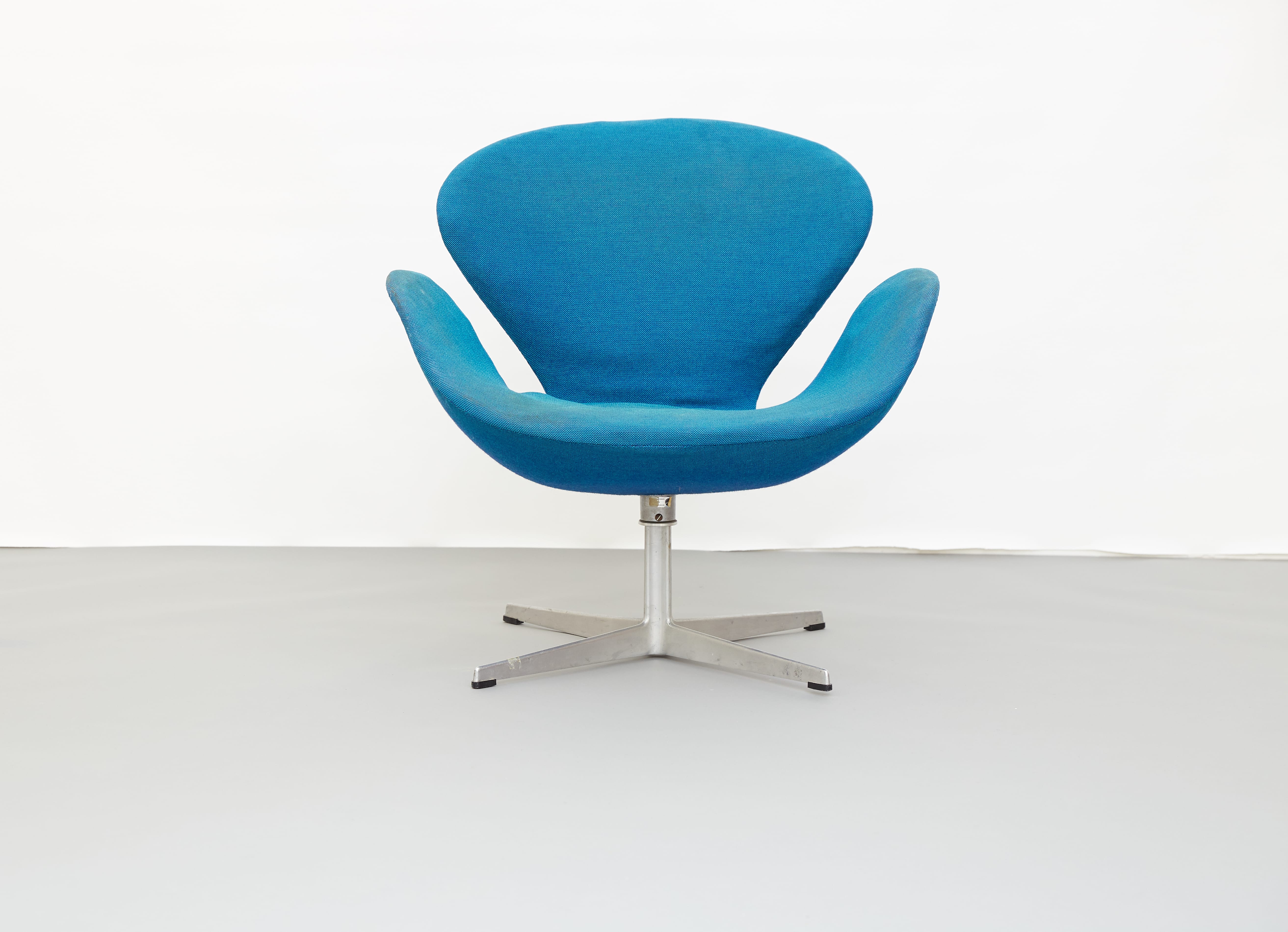 Lot 070: Arne Jacobsen Swan Chair