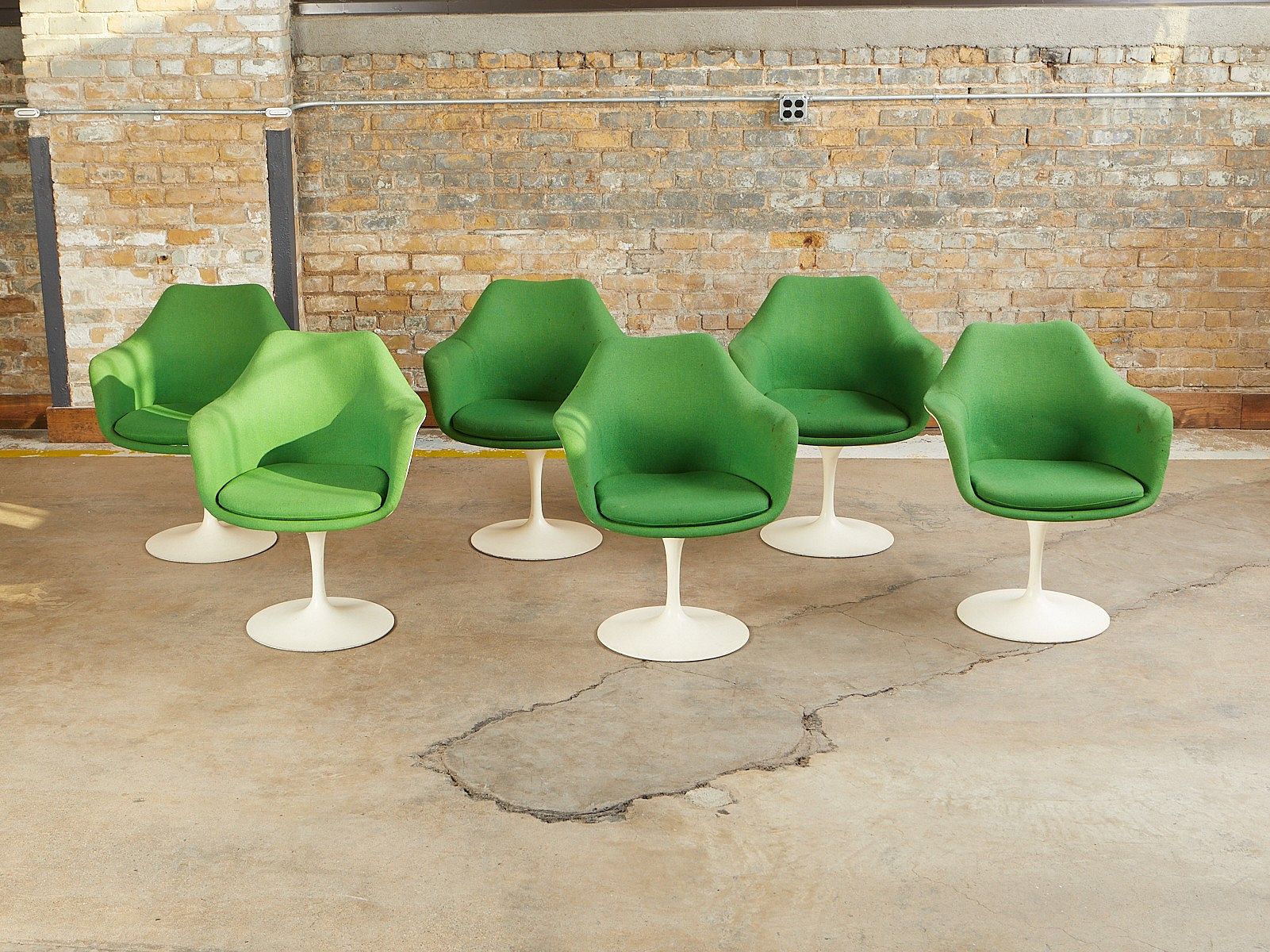 le_pho_banner 2 Six Eero Saarinen Knoll MCM Tulip Chairs