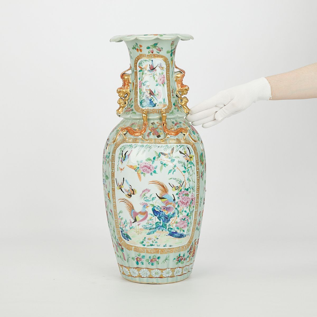 le_pho_banner 2 Large Chinese Rose Medallion Porcelain Vase