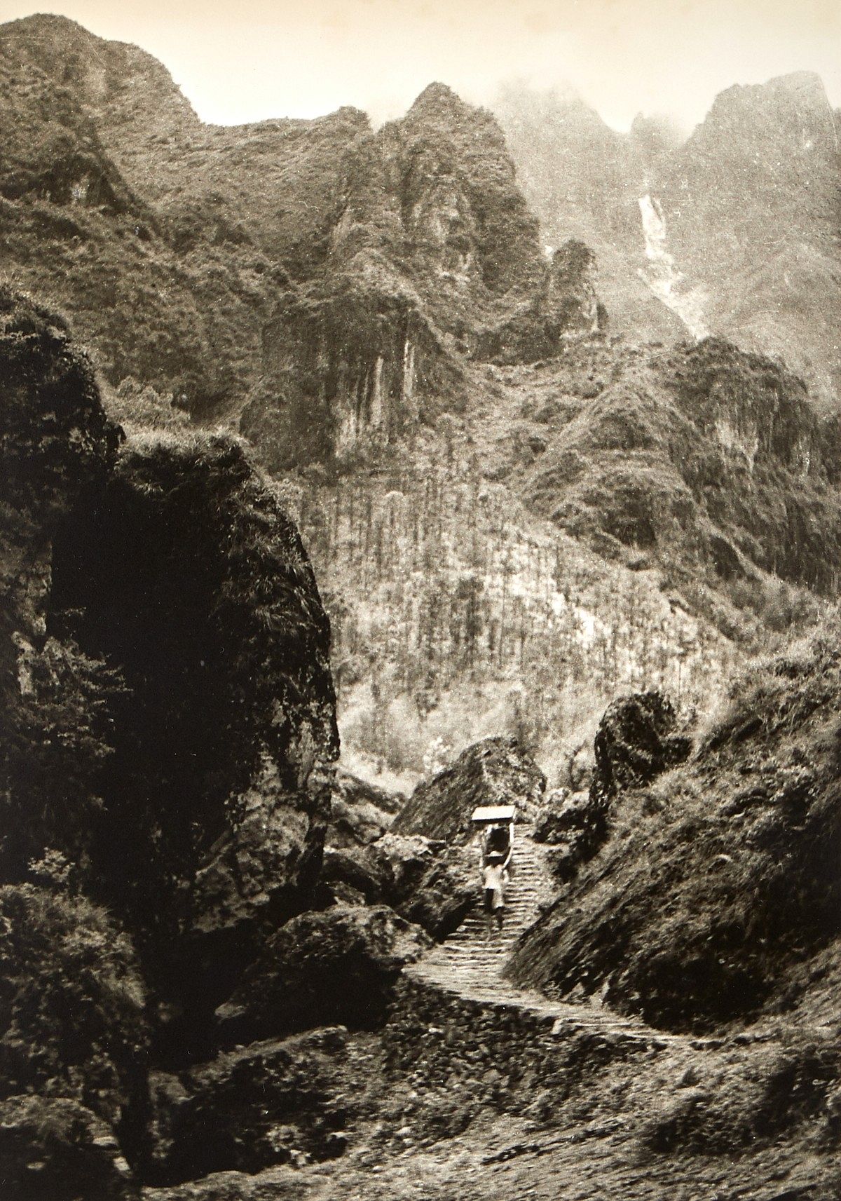 le_pho_banner 2 Chin San Long Photograph Mountain Staircase