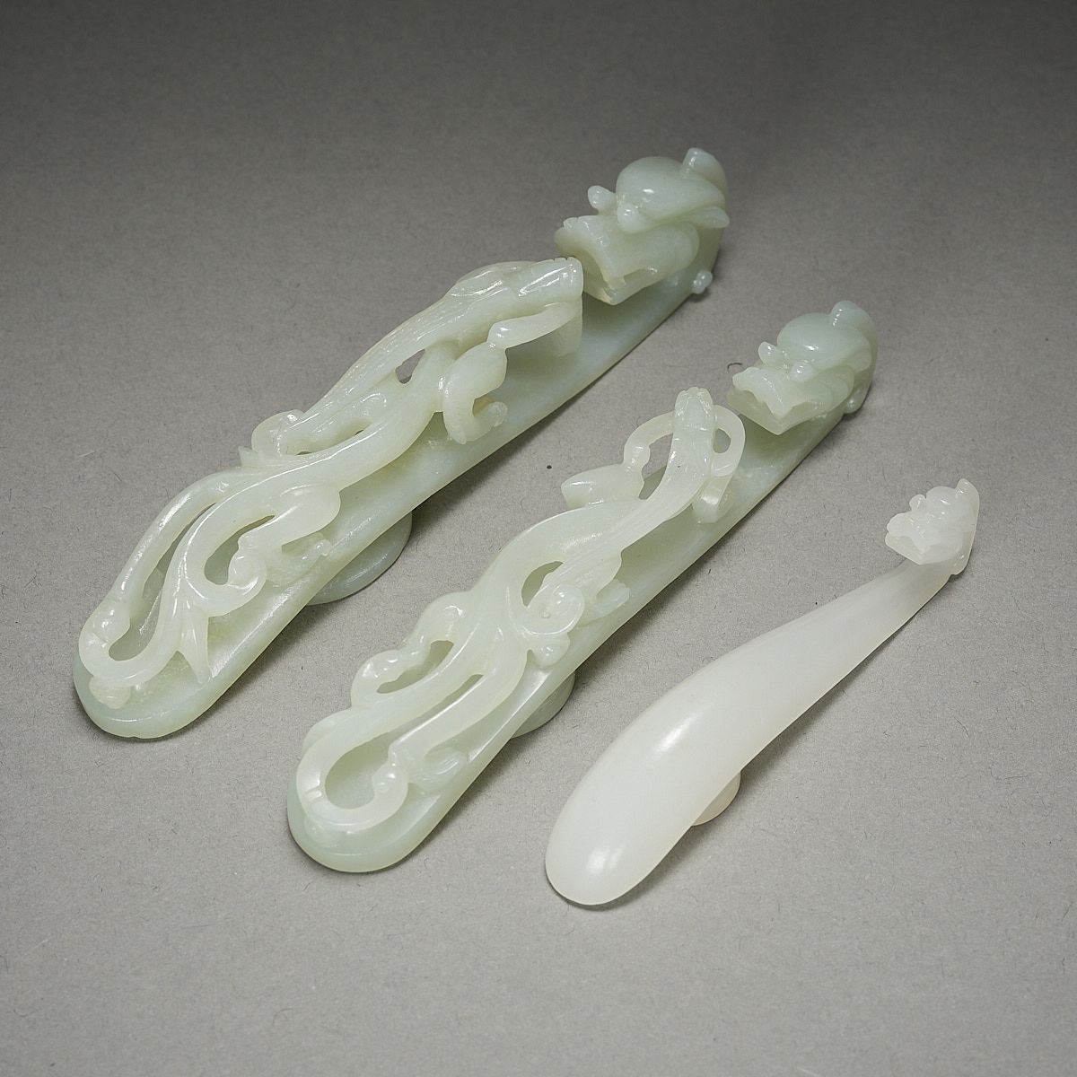 le_pho_banner 2 3 Chinese Pale Jade Dragon Belt Hooks
