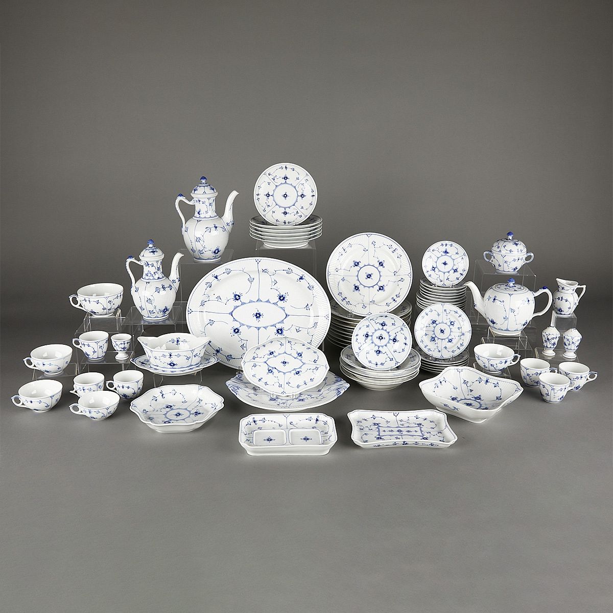le_pho_banner 2 66 Pieces Royal Copenhagen Blue Fluted Plain Service