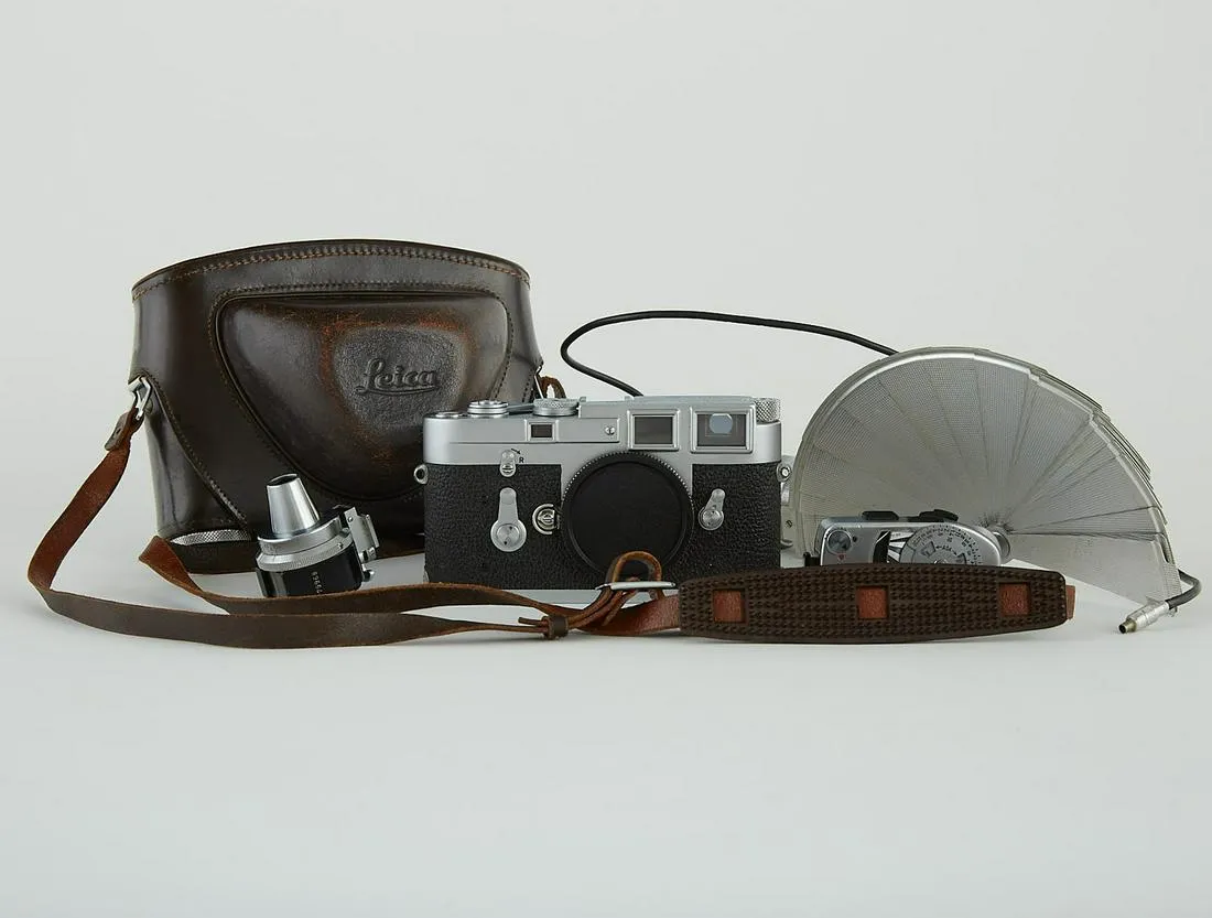 le_pho_banner 2 Leica M3 Camera Body w/ Viewfinder and Flash
