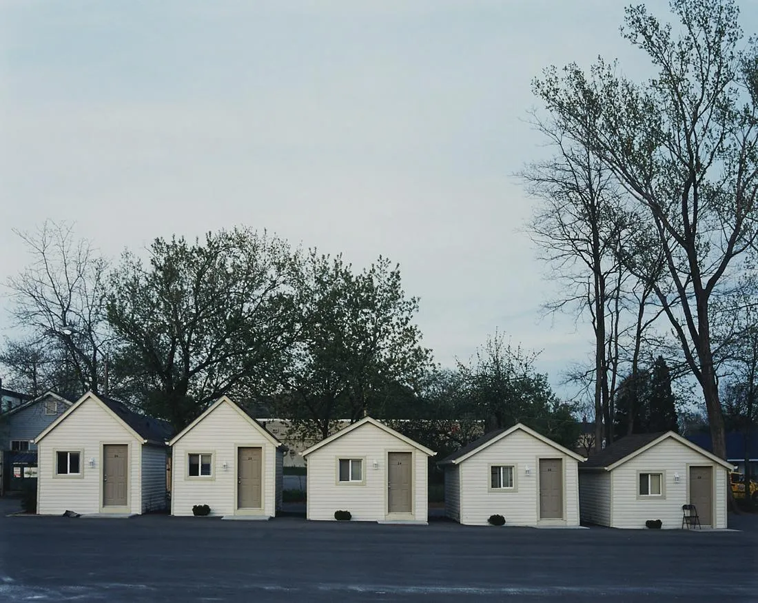 le_pho_banner 2 Alec Soth "Falls Manor" Photograph from "Niagara"