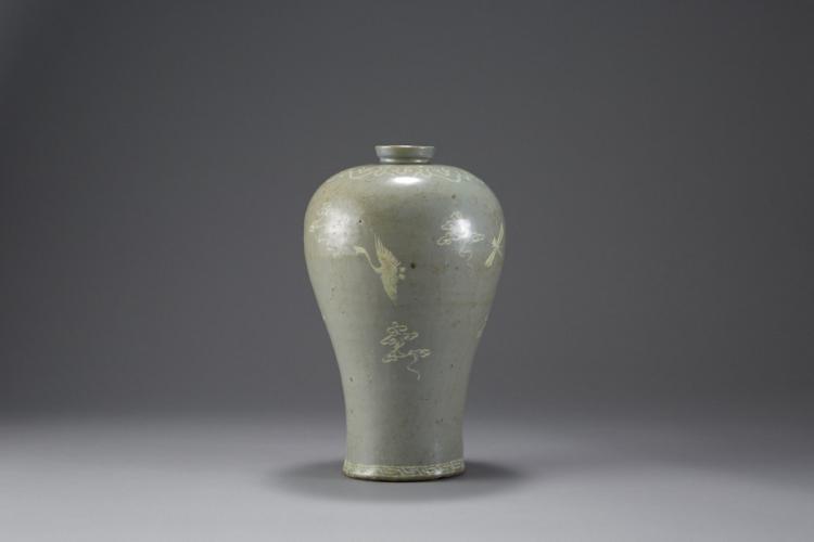 le_pho_banner 2 Korean Inlaid Celadon Maebyong Vase - Goryeo Dynasty (918-1392)